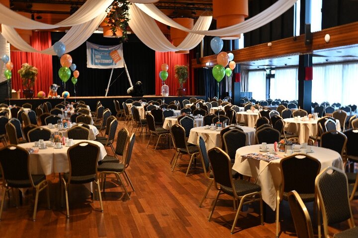 Buitenhof Clubfeest - Zaal - Buitenhof Reizen begeleide vakanties voor mensen met een verstandelijke beperking.