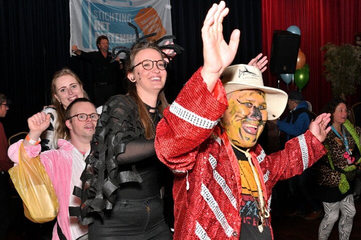 Buitenhof Clubfeest - Polonaise - Buitenhof Reizen begeleide vakanties voor mensen met een verstandelijke beperking.