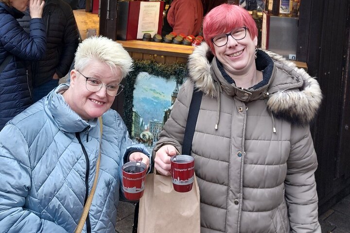 Kerst in de Alpenlanden - dames met gluhwein - Buitenhof Reizen begeleide vakanties voor mensen met een verstandelijke beperking