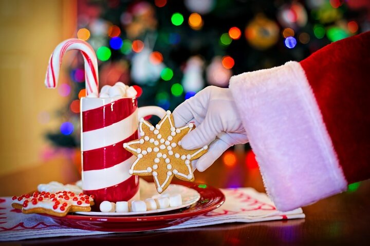 Kerst in de Alpenlanden - Mok met chocomel en hand van kerstman - Buitenhof Reizen begeleide vakanties voor mensen met een verstandelijke beperking