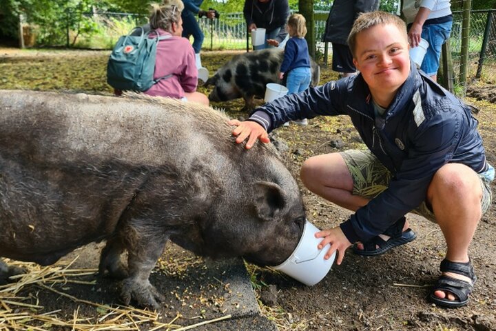 Slagharen & Wildlands - Reiziger met hangbuikzwijn - Buitenhof Reizen begeleide vakanties voor mensen met een verstandelijke beperking