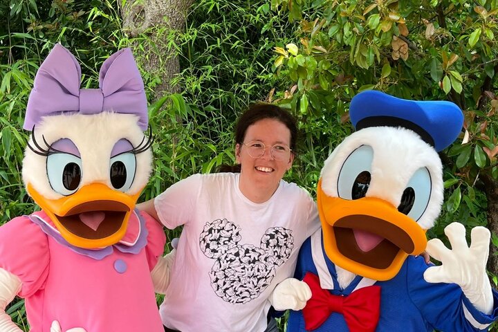 Disney - Dame met Katrien en Donald - Buitenhof Reizen begeleide vakanties voor mensen met een verstandelijke beperking