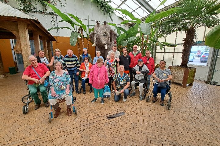 Emmen - Groepsfoto dierentuin - Buitenhof Reizen begeleide vakanties voor mensen met een verstandelijke beperking 