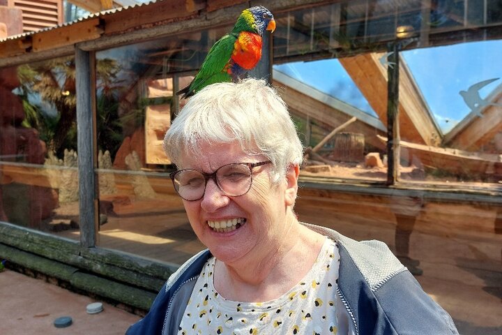 Archeon -Vrouw met vogel op hoofd - Buitenhof Reizen begeleide vakanties voor mensen met een verstandelijke beperking