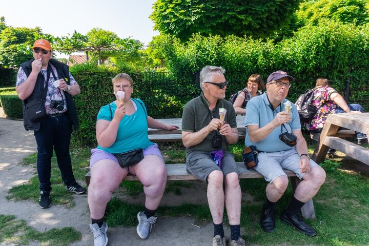 Archeon - Groepsfoto met ijsje - Buitenhof Reizen begeleide vakanties voor mensen met een verstandelijke beperking
