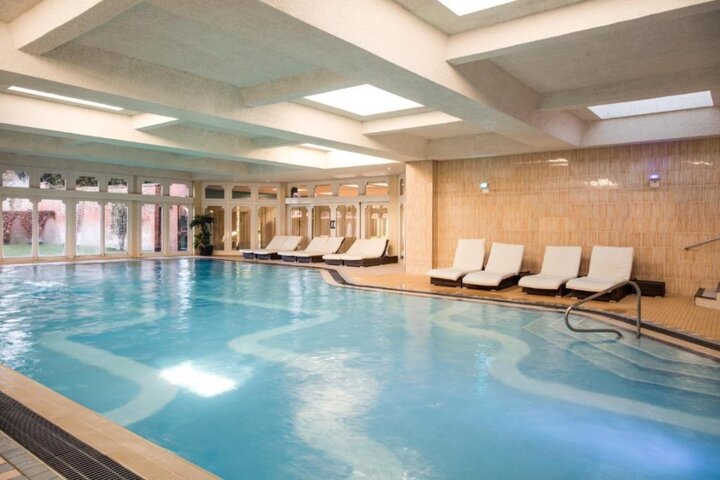 London & Cotswolds - walton hall hotel zwembad