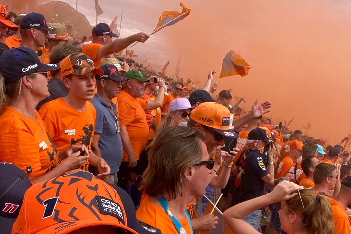 Grand Prix Barcelona - Grand Prix Barcelona supporters op tribune - Buitenhof Reizen begeleide vakanties voor mensen met een verstandelijke beperking mee