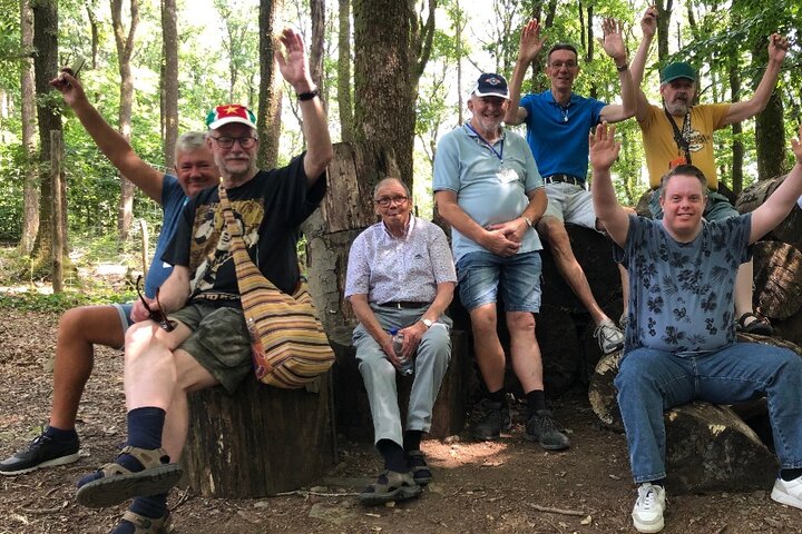 La Roche - Groepsfoto in bos - Buitenhof Reizen begeleide vakanties voor mensen met een verstandelijke beperking