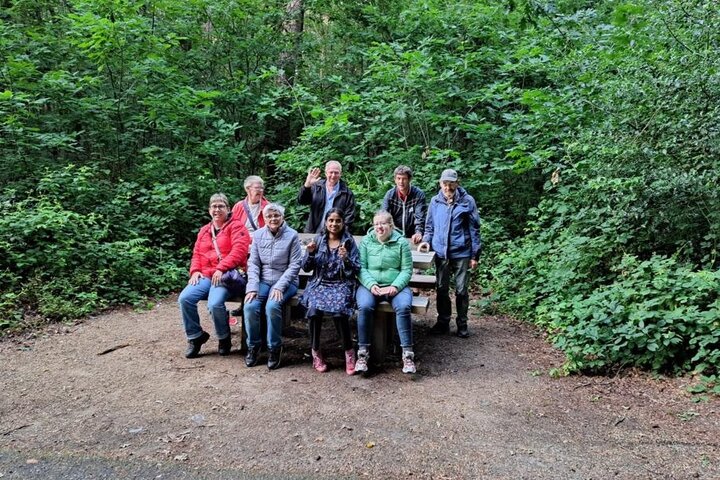 De Utrechtse Heuvelrug - groepsfoto reizigers in bos - Buitenhof Reizen begeleide vakanties voor mensen met een verstandelijke beperking mee