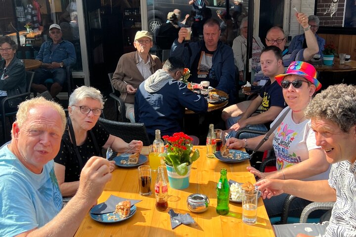 De Utrechtse Heuvelrug - reizigers op terras - Buitenhof Reizen begeleide vakanties voor mensen met een verstandelijke beperking mee