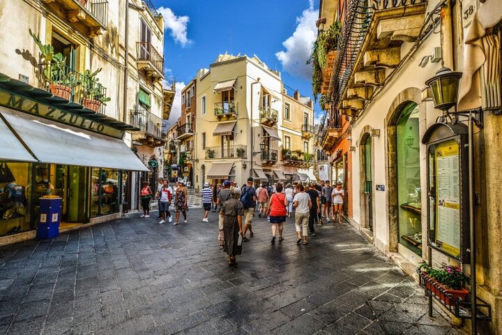 Sicilië - Taormina winkelstraat - Buitenhof Reizen begeleide vakanties voor mensen met een verstandelijke beperking mee