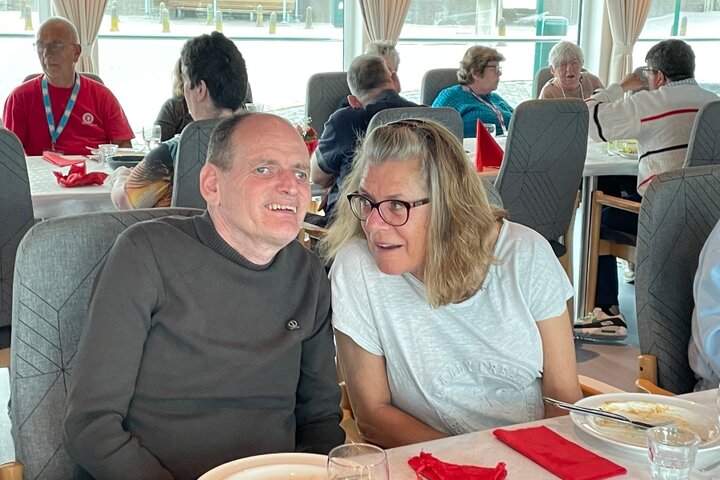Riviercruise - bloemencruise - reiziger op schip - Buitenhof Reizen begeleide vakanties voor mensen met een verstandelijke beperking mee
