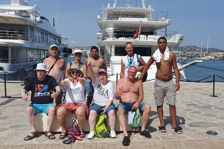 Torremolinos - Groepsfoto voor haven - Buitenhof Reizen begeleide vakanties voor mensen met een verstandelijke beperking