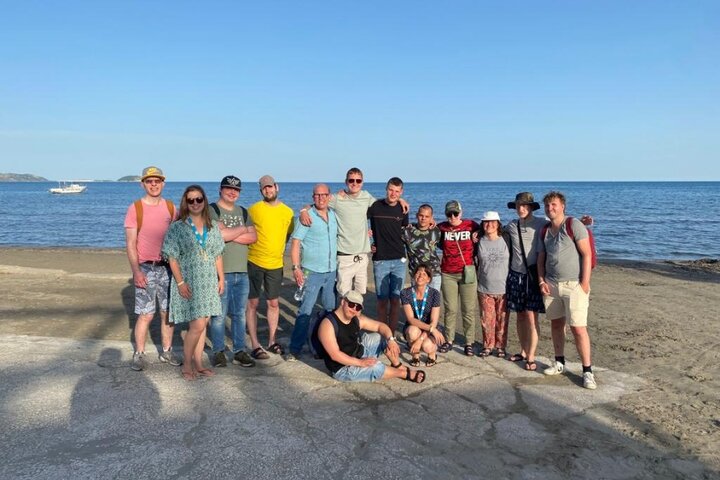 Mallorca - Groepsfoto voor de zee - Buitenhof Reizen begeleide vakanties voor mensen met een verstandelijke beperking