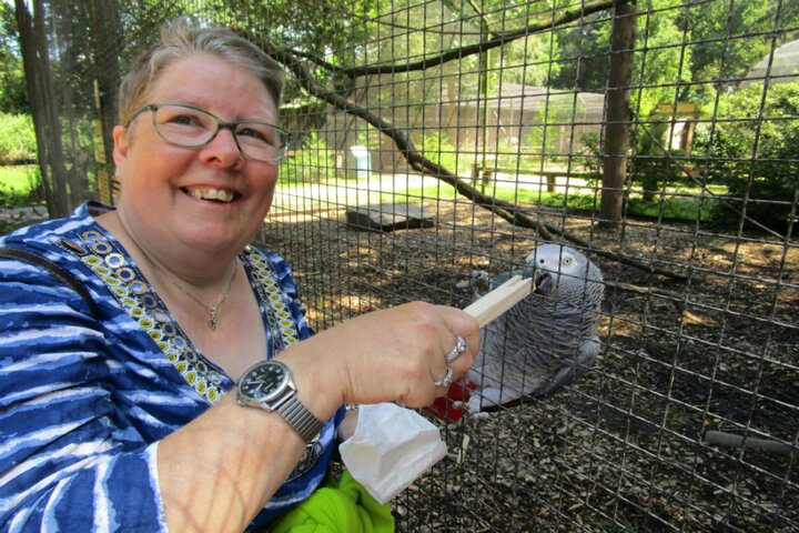 Parc Spelderholt - vrouw met papegaai - Buitenhof Reizen begeleide vakanties voor mensen met een verstandelijke beperking. 