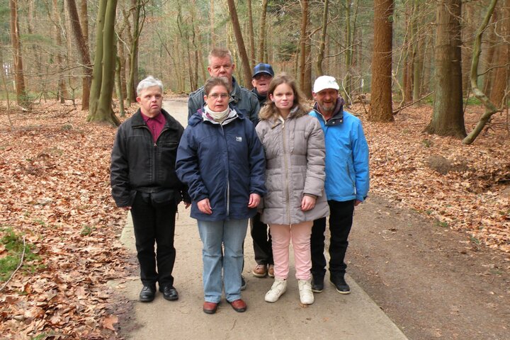 Winterberg - groep in het bos - Buitenhof Reizen begeleide vakanties voor mensen met een verstandelijke beperking. 