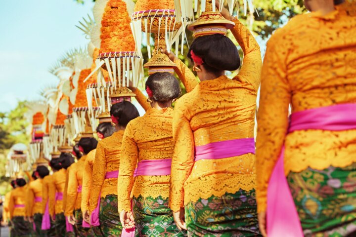 Bali - Traditioneel geklede vrouwen - Buitenhof Reizen begeleide vakanties voor mensen met een verstandelijke beperking