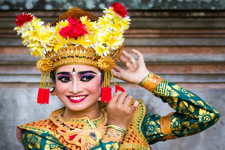 Bali - Balinese vrouw in traditionele kleding - Buitenhof Reizen begeleide vakanties voor mensen met een verstandelijke beperking