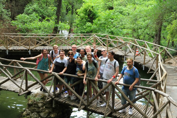 Struga - groep op een brug - Buitenhof Reizen begeleide vakanties voor mensen met een verstandelijke beperking. 