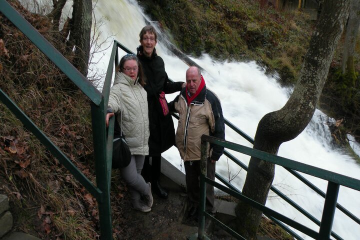 La Roche & Ardenne - groepje bij waterval - Buitenhof Reizen begeleide vakanties voor mensen met een verstandelijke beperking. 