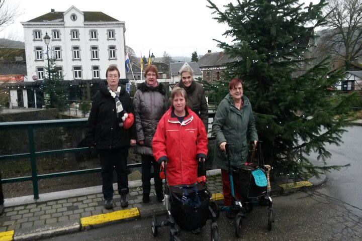 La Roche & Ardenne - groep bij kerstboom - Buitenhof Reizen begeleide vakanties voor mensen met een verstandelijke beperking. 