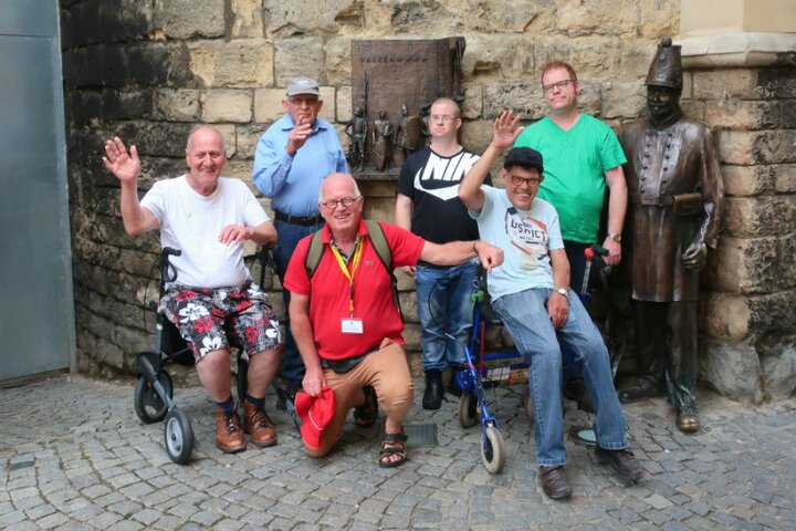 Valkenburg - Groepsfoto standbeeld - Buitenhof Reizen begeleide vakanties voor mensen met een verstandelijke beperking