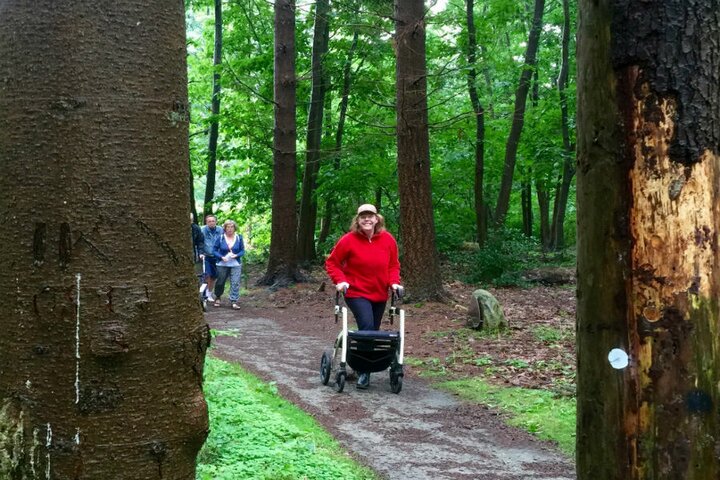 Bad Peterstal - groep  aan het wandelen in het bos - Buitenhof Reizen begeleide vakanties voor mensen met een verstandelijke beperking. 