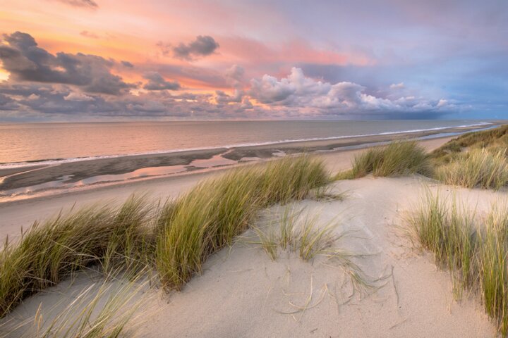 Ameland - duinen met zonsondergang - Buitenhof Reizen begeleide vakanties voor mensen met een verstandelijke beperking. 