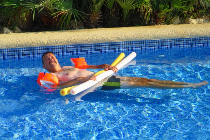 Tenerife zorgvakantie man in zwembad - Buitenhof Reizen begeleide vakanties voor mensen met een verstandelijke beperking
