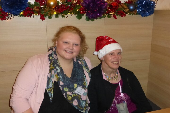 Parc Spelderholt - twee vrouwen met kerstmuts - Buitenhof Reizen begeleide vakanties voor mensen met een verstandelijke beperking. 