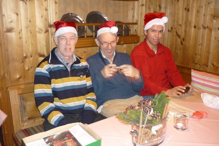 La Roche en Ardennen - Groep aan tafel - Buitenhof Reizen begeleide vakanties voor mensen met een verstandelijke beperking. 