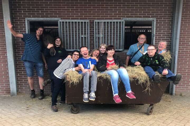 Paardrijvakantie Woudenberg - Groep in hooi - Buitenhof Reizen begeleide vakanties voor mensen met een verstandelijke beperking