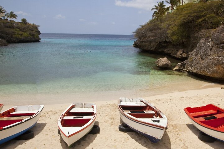 curaçao - roeibootjes op het strand - Buitenhof Reizen begeleide vakanties voor mensen met een verstandelijke beperking