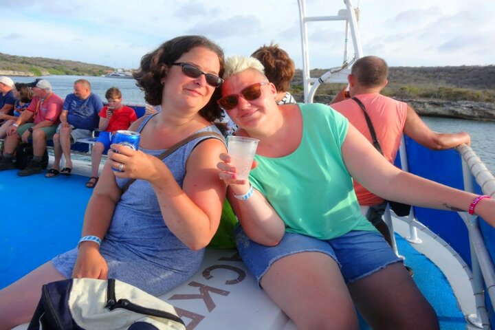 curaçao - foto op de boot - Buitenhof Reizen begeleide vakanties voor mensen met een verstandelijke beperking