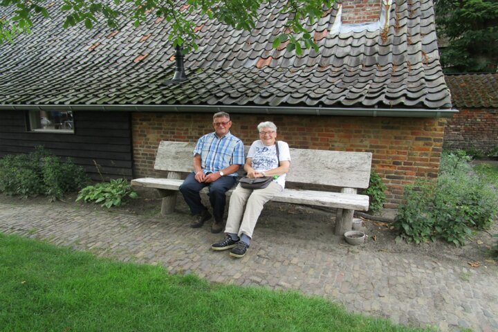 parc spelderholt - man en vrouw op bankje - Buitenhof Reizen begeleide vakanties voor mensen met een verstandelijke beperking. 