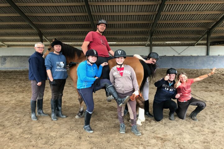 Paardrijvakantie Woudenberg - Groepsfoto in paardenbak - Buitenhof Reizen begeleide vakanties voor mensen met een verstandelijke beperking