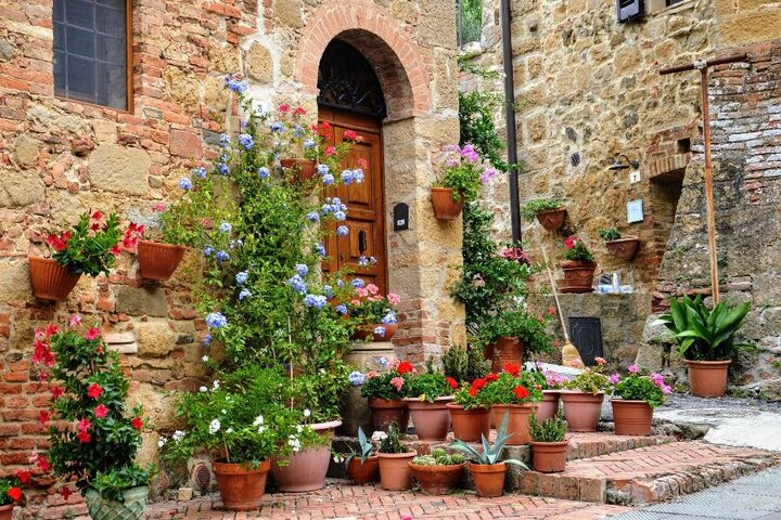Toscane stoepje met planten - Buitenhof Reizen begeleide vakanties voor mensen met een verstandelijke beperking