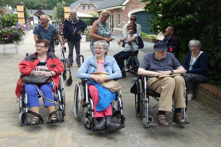 parc spelderholt - groeps foto in rolstoel - Buitenhof Reizen begeleide vakanties voor mensen met een verstandelijke beperking. 
