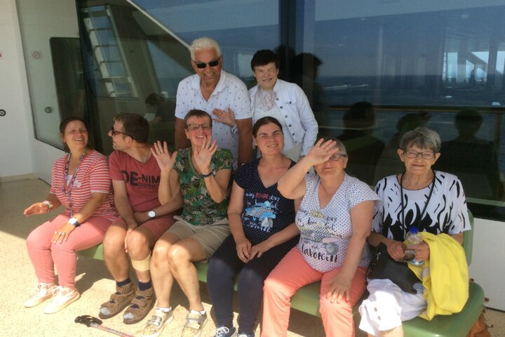 Ameland - groep op de boot - Buitenhof Reizen begeleide vakanties voor mensen met een verstandelijke beperking.