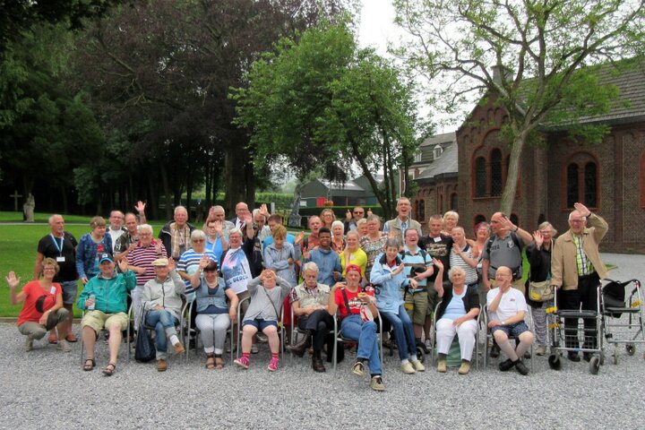 Valkenburg - Groepsfoto zwaaiende mensen - Buitenhof Reizen begeleide vakanties voor mensen met een verstandelijke beperking