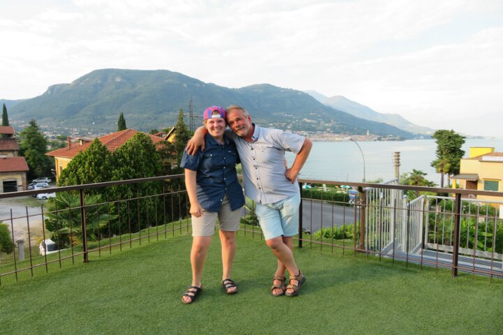 Gardameer - Man en vrouw met meer op achtergrond – Buitenhof Reizen begeleide vakanties voor mensen met een verstandelijke beperking