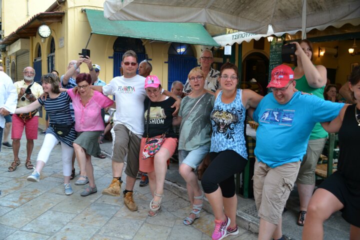 Corfu - dansende groep - Buitenhof Reizen begeleide vakanties voor mensen met een verstandelijke beperking. 