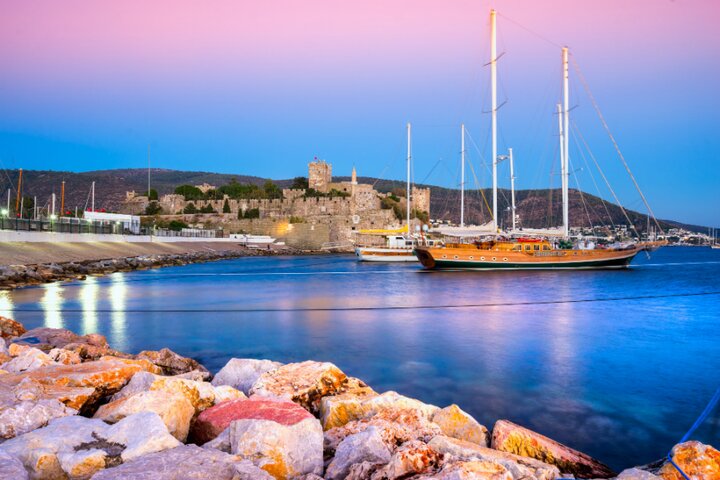 Bodrum - meer met paars blauwe lucht – Buitenhof Reizen begeleide vakanties voor mensen met een verstandelijke beperking