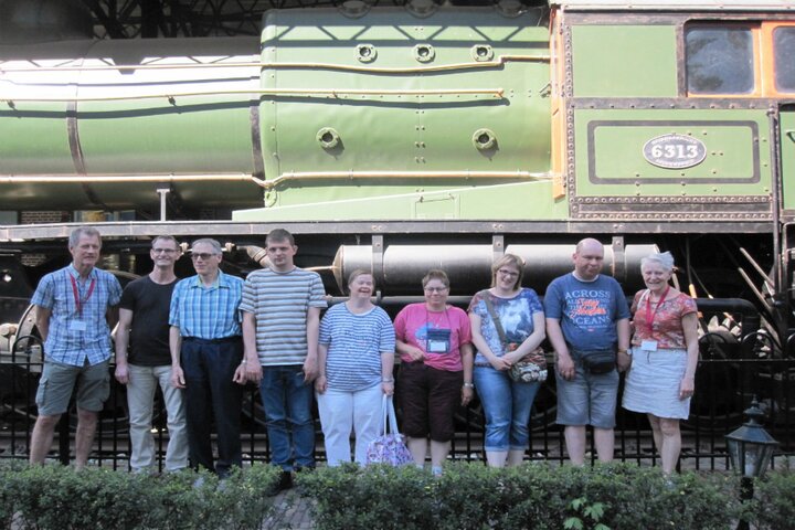 Almelo - groepsfoto voor trein - Buitenhof Reizen begeleide vakanties voor mensen met een verstandelijke beperking. 