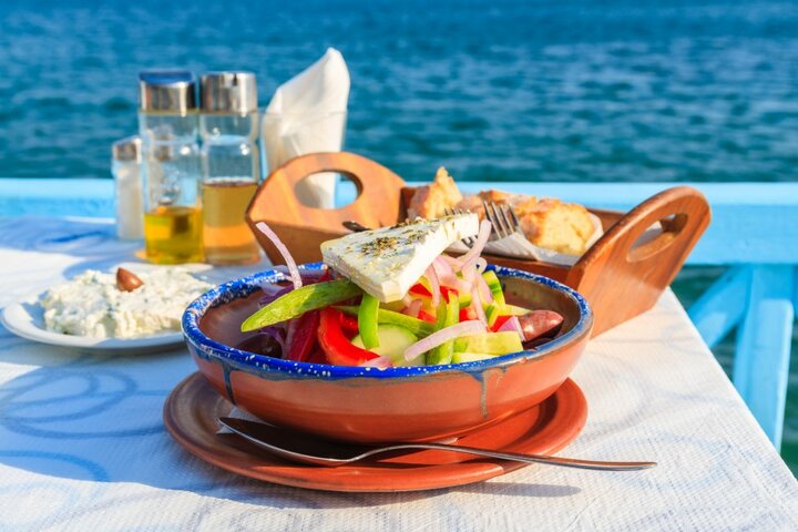 Kreta - Griekse maaltijd - Buitenhof Reizen begeleide vakanties voor mensen met een verstandelijke beperking. 