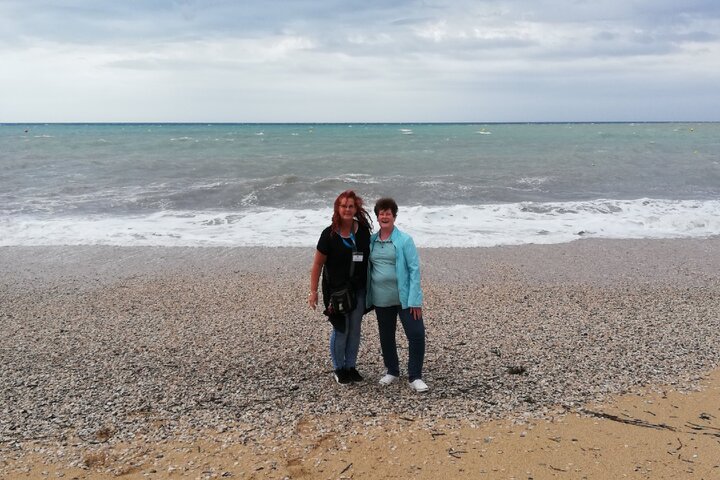 Ile d'Oleron - twee vrouwen op het strand - Buitenhof Reizen begeleide vakanties voor mensen met een verstandelijke beperking.