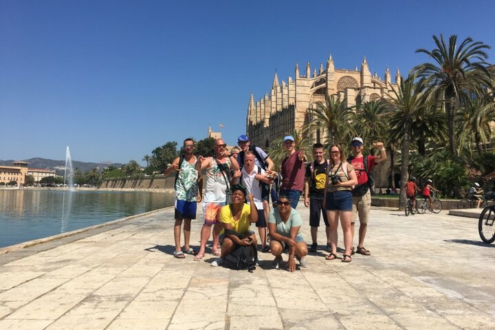 Mallorca - Groepsfoto bij vesting - Buitenhof Reizen begeleide vakanties voor mensen met een verstandelijke beperking