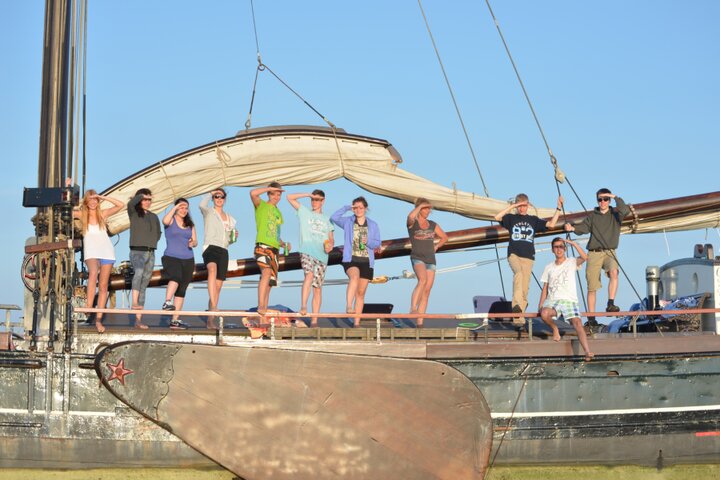 Zeilen in Friesland groep op schip - Buitenhof Reizen begeleide vakanties voor mensen met een verstandelijke beperking