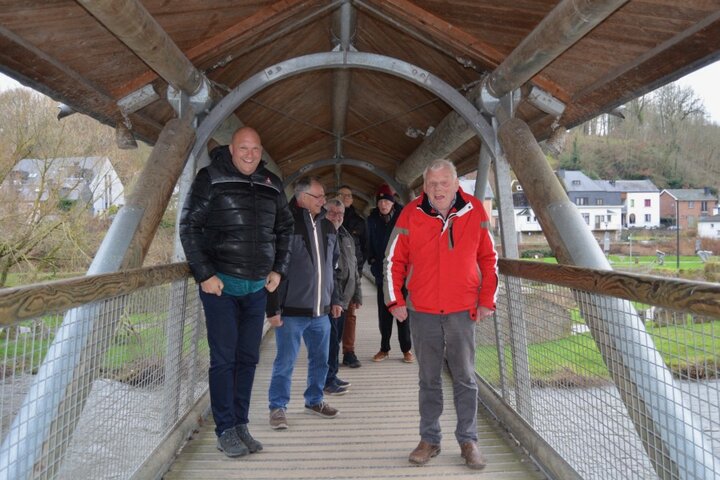 La Roche en Ardennen - mannen op brug - Buitenhof Reizen begeleide vakanties voor mensen met een verstandelijke beperking. 