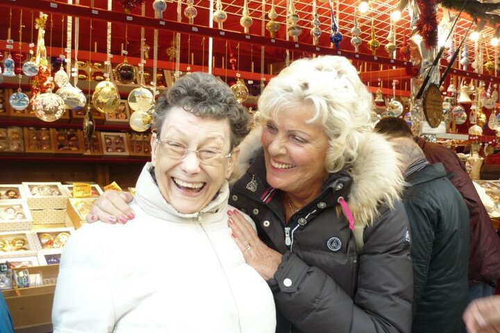 Kerstcruise - twee vrouwen op de kerstmarkt II - Buitenhof Reizen begeleide vakanties voor mensen met een verstandelijke beperking. 